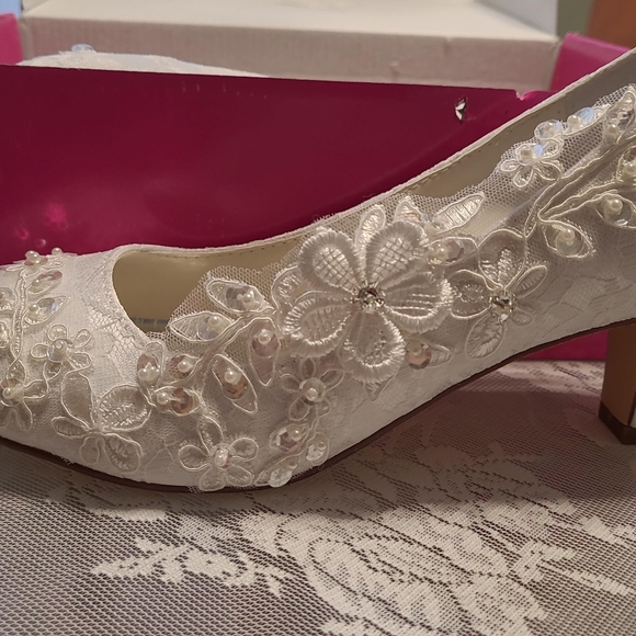 Shoes - Picture 4 of 6